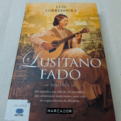 Capa do livro Lusitano Fado com mulher a tocar guitarra portuguesa