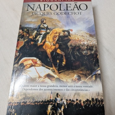 Capa do livro Napoleão de Jacques Godechot com pintura histórica e texto em português.