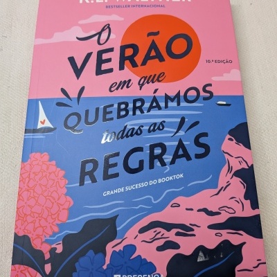 Capa de livro com título O Verão em que Quebrámos todas as Regras e ilustrações em rosa, azul e laranja