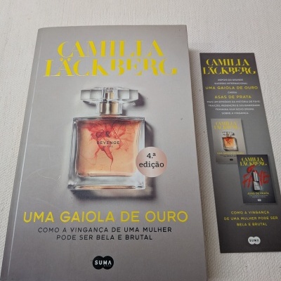 Capa do livro Uma Gaiola de Ouro de Camilla Läckberg com imagem de frasco de perfume e marcador de página