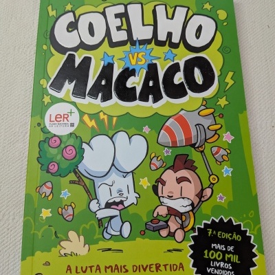 Livro infantil Coelho vs. Macaco com ilustrações de coelho e macaco em estilo cartoon