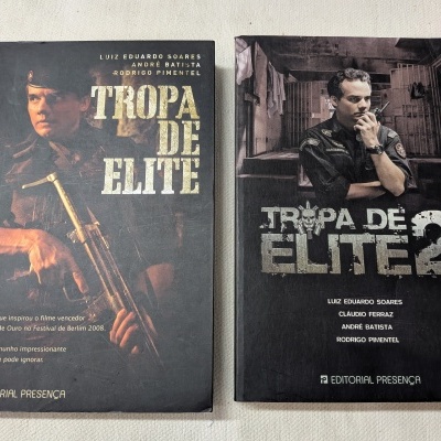 Dois livros Tropa de Elite em capa dura com imagens de homens em uniformes e texto em português