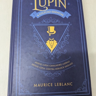 Capa de livro azul Lupin A Coleção Essencial com texto amarelo e símbolo de homem de cartola