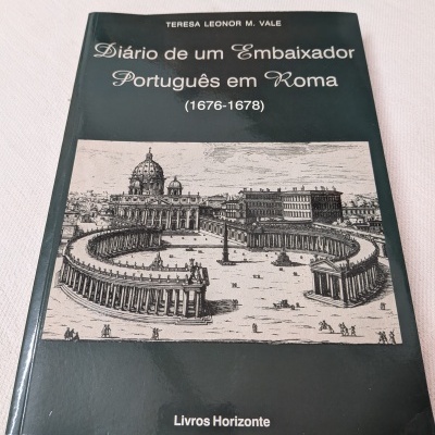 Livro Diário de um Embaixador Português em Roma (1676-1678) com capa preta e ilustração histórica de Roma.