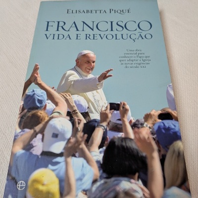 Capa de livro azul claro com Papa Francisco e multidão.