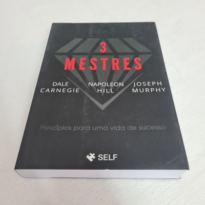 Livro 3 Mestres capa preta com texto vermelho e branco