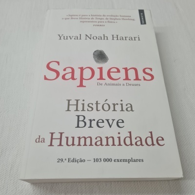 Livro Sapiens História Breve da Humanidade sobre superfície branca