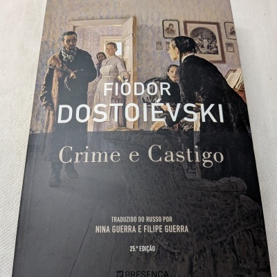 Capa do livro Crime e Castigo de Fiódor Dostoiévski com ilustração de cena interior e várias pessoas