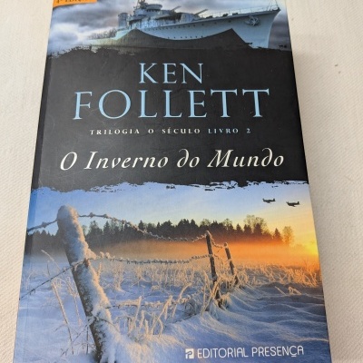 Capa de livro O Inverno do Mundo de Ken Follett com navio de guerra e paisagem nevada