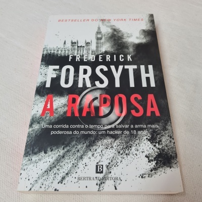Livro 'A Raposa' de Frederick Forsyth com capa predominantemente preta, branca e vermelha