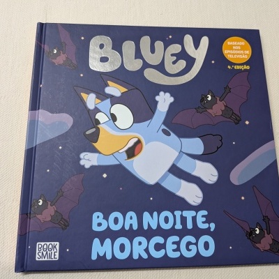 Livro infantil Bluey Boa Noite Morcego com personagens desenhados e texto em azul e amarelo
