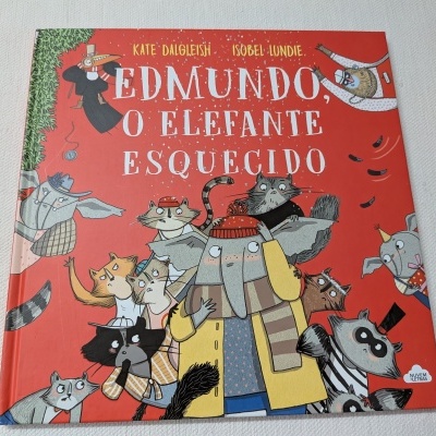 Capa de livro infantil com ilustrações de animais e texto em português