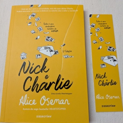 Livro e marcador de páginas amarelo com título Nick e Charlie e ilustrações de fotografias a preto e branco.