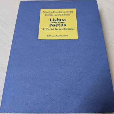 Livro com capa azul e etiqueta amarela com texto em português