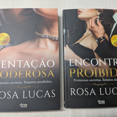Duas capas de livros Tentação Poderosa e Encontro Proibido de Rosa Lucas com imagens de casais e texto em branco e dourado.