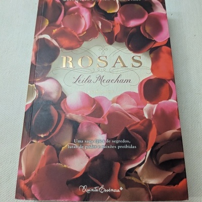 Capa de livro ROSAS com pétalas de rosa vermelhas e rosa.