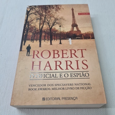 Capa do livro 'O Oficial e o Espião' de Robert Harris com imagem da Torre Eiffel