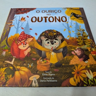 Capa de livro infantil 'O OURIÇO NO OUTONO' com ilustração de animais e cenário de outono