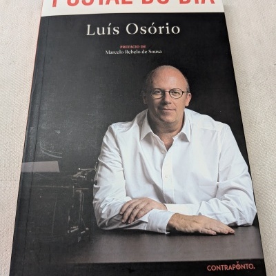 Capa do livro Postal do Dia de Luís Osório com fotografia de homem com camisa branca e óculos