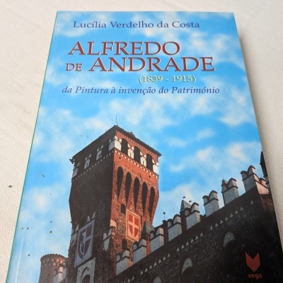 Capa de livro azul com desenho de torre de castelo e texto