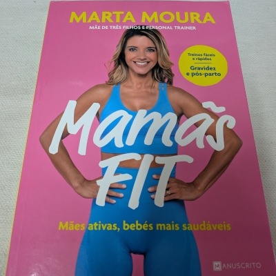 Capa de livro Rosa com mulher de roupa desportiva azul e texto Marta Moura Mamãs Fit