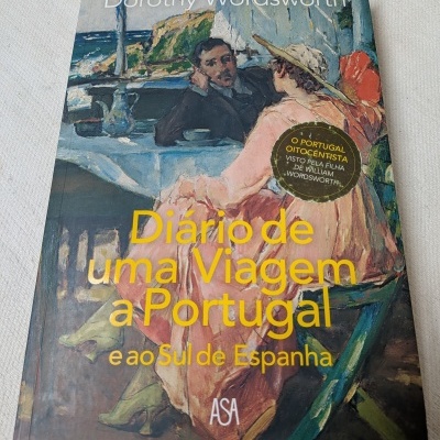 Livro Diário de uma Viagem a Portugal e ao Sul de Espanha, capa com pintura de homem e mulher na mesa