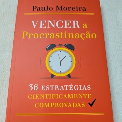 Capa de livro laranja com texto e imagem de relógio amarelo