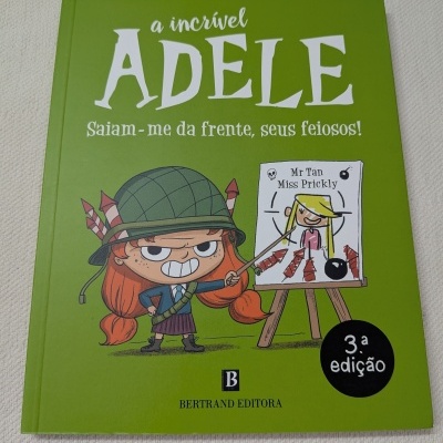 Capa de livro infantil a incrível ADELE com ilustração de personagem e texto