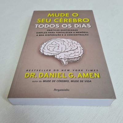 Livro 'Mude o Seu Cérebro Todos os Dias' de Dr. Daniel G. Amen na mesa