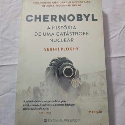 Capa de livro com título Chernobyl e imagem de pessoas usando máscaras de gás antigas.
