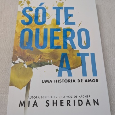 Capa do livro Só Te Quero A Ti com flor amarela e texto azuis e pretos