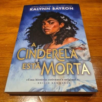 Capa do livro A Cinderela Está Morta com uma rapariga na ilustração e fundo azul