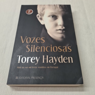Capa do livro 'Vozes Silenciosas' de Torey Hayden com rosto de rapaz em preto e branco