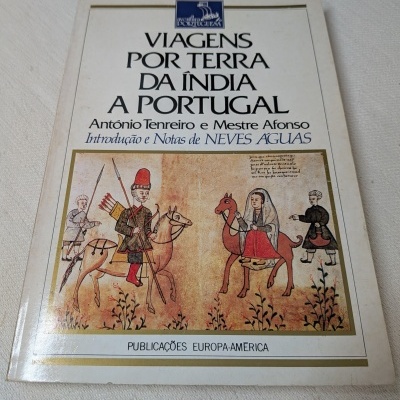 Capa de livro com o título Viagens por Terra da Índia a Portugal e ilustração histórica