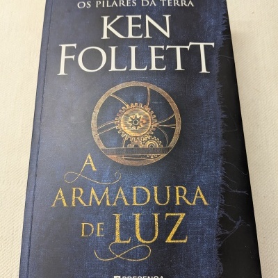 Capa de livro A ARMADURA DE LUZ de Ken Follett em fundo azul com letras douradas