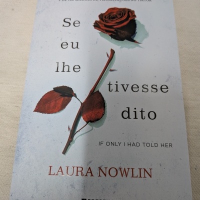 Capa de livro com ilustração de rosa vermelha e texto em português