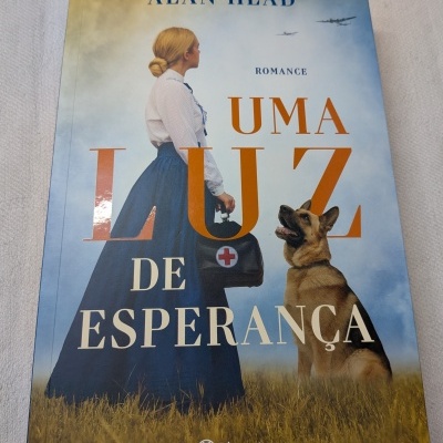 Capa do livro UMA LUZ DE ESPERANÇA de Alan Hlad com mulher, cão pastor alemão e céu azul