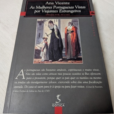 Capa de livro com ilustração de mulheres portuguesas antigas e texto em português