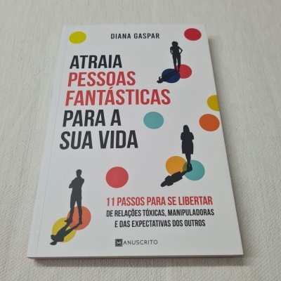 Capa de livro branco com título Atraia Pessoas Fantásticas Para a Sua Vida e pontos coloridos