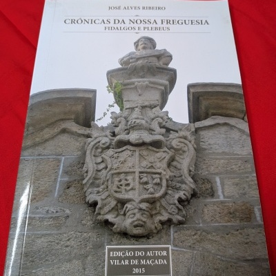 Livro com capa mostrando brasão de pedra e texto CRÓNICAS DA NOSSA FREGUESIA - FIDALGOS E PLEBEUS