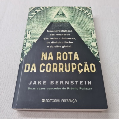 Capa do livro 'Na Rota da Corrupção' com design inspirado em uma nota de dólar