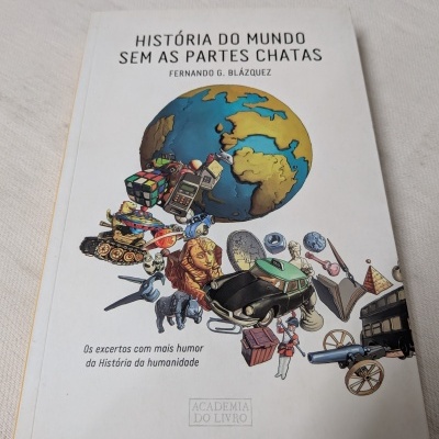 Livro HISTÓRIA DO MUNDO SEM AS PARTES CHATAS com ilustrações de objetos históricos e culturais