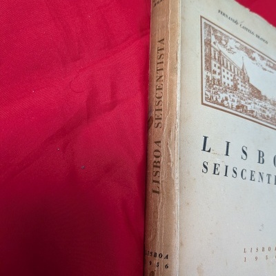 Livro antigo LISBOA SEISCENTISTA com capa bege e lombada castanha sobre tecido vermelho