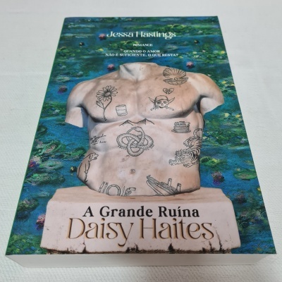 Capa do livro 'A Grande Ruína' com busto tatuado e fundo azul floral.