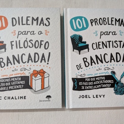 Dois livros com capas brancas, um com título em laranja e o outro em azul, cada um com desenhos de poltronas e textos em português.
