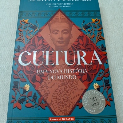 Capa de livro Cultura, de Martin Puchner, com design histórico e selo comemorativo