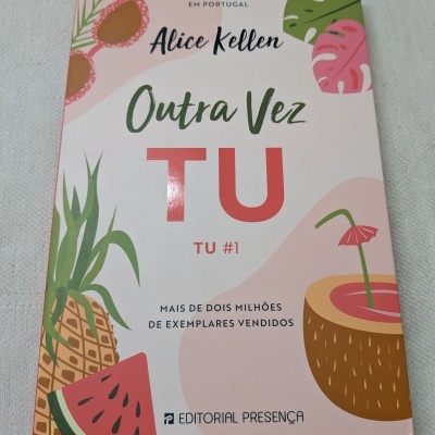 Capa de livro rosa com ilustrações de frutas e título Outra Vez TU