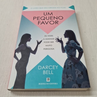 Capa do livro Um Pequeno Favor de Darcey Bell com silhuetas femininas e texto