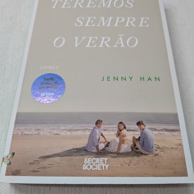 Capa de livro com jovens na praia e título Teremos Sempre o Verão.
