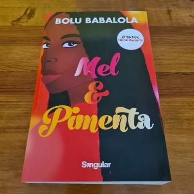 Livro Mel & Pimenta de Bolu Babalola com capa colorida e selo TikTok Book Awards